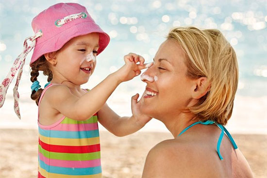 Bôi kem chống nắng cho trẻ em mỗi ngày để bảo vệ da khỏi tác hại của tia UV